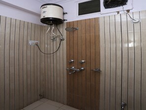 Habitación con 1 cama matrimonial o 2 individuales | Baño | Amenidades de baño gratuitas y toallas 