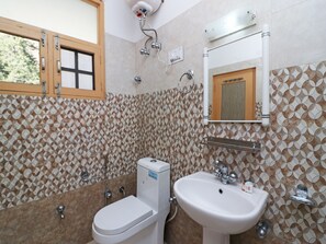 Deluxe Double or Twin Room | Bathroom | Free toiletries, towels