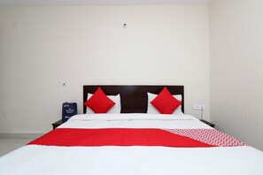 Double or Twin Room | Desk