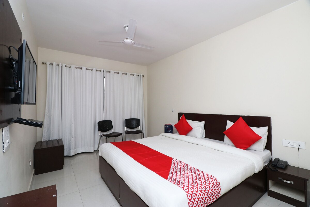 Double or Twin Room | Desk