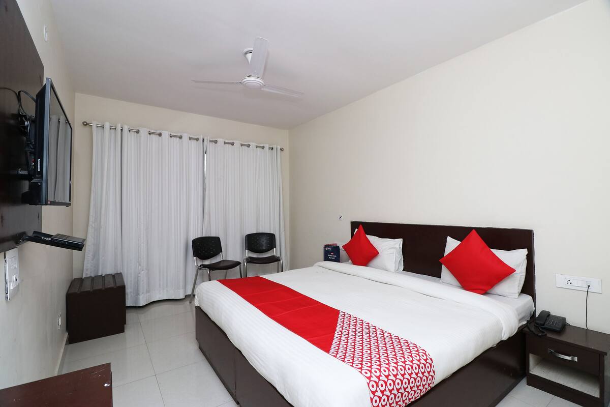 Double or Twin Room | Desk