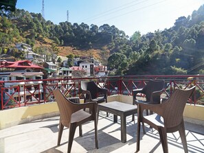 Terrace/patio - OYO 24634 Kasauli Pinegrooves Inn (Kasauli)