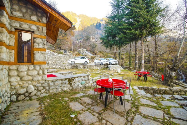 Outdoor dining - OYO 26956 Jubilant Cottage (Manali)
