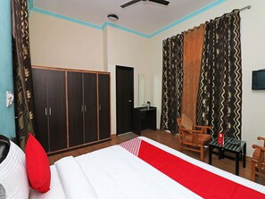 Habitación con 1 cama matrimonial o 2 individuales | Escritorio