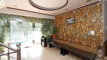 Quầy tiếp tân