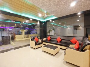 Lobby sitting area - Capital O 23543 Hotel Vaishnavi (Hyderabad)