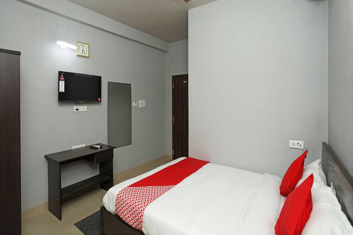 Deluxe Room | Blackout drapes, free WiFi