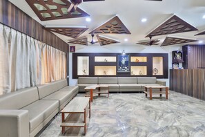 Lobby sitting area - OYO 3737 Hotel City Palace (Dwarka)