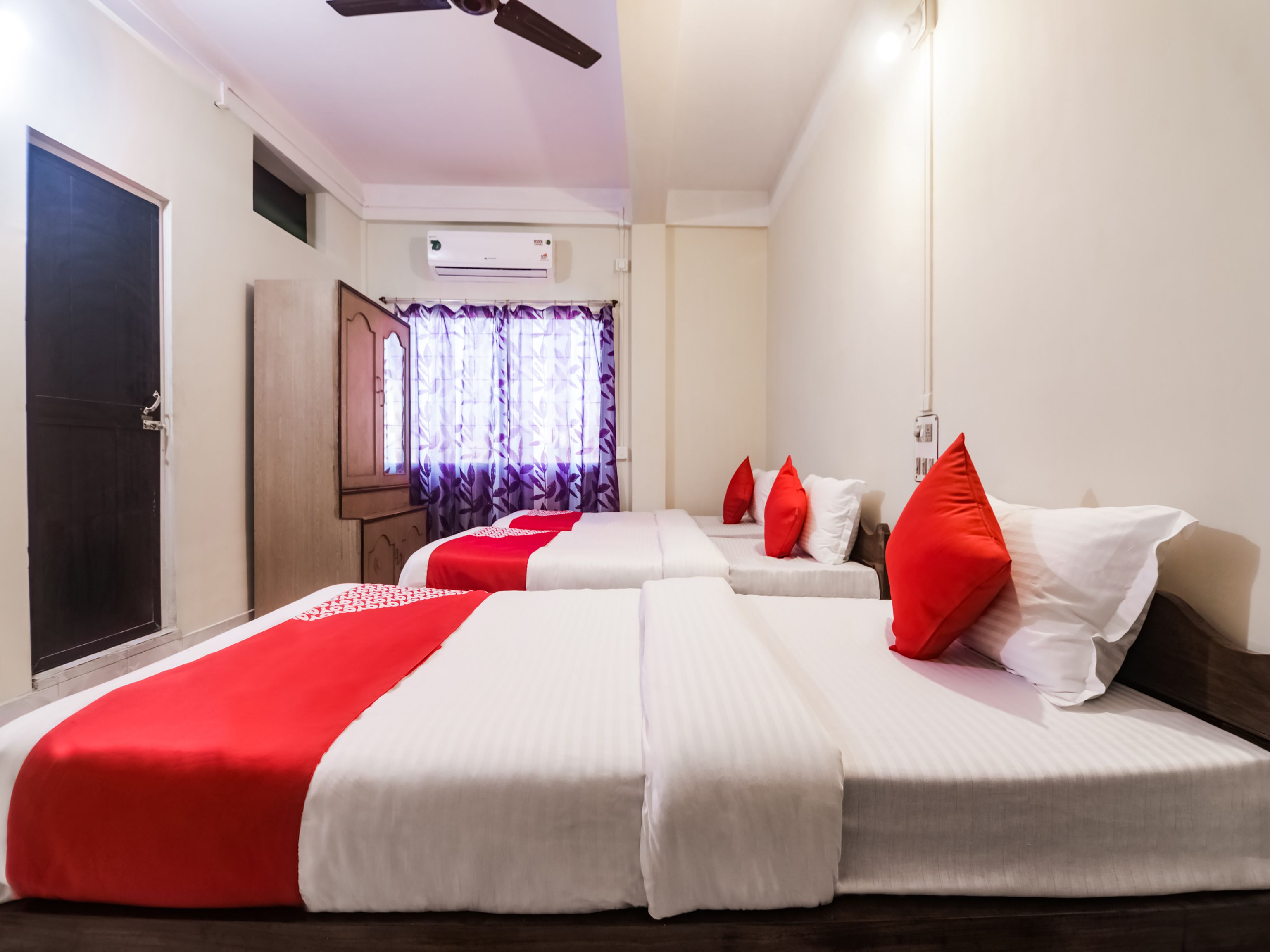 Double or Twin Room | Desk