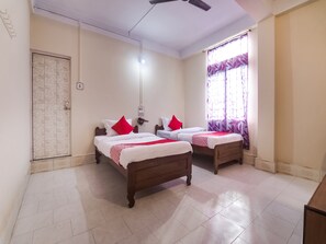Habitación con 1 cama matrimonial o 2 individuales | Escritorio 
