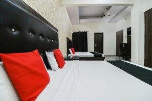 Room | Laptop workspace, free WiFi - Capital O 29642 Hotel Gsc International (Amritsar)