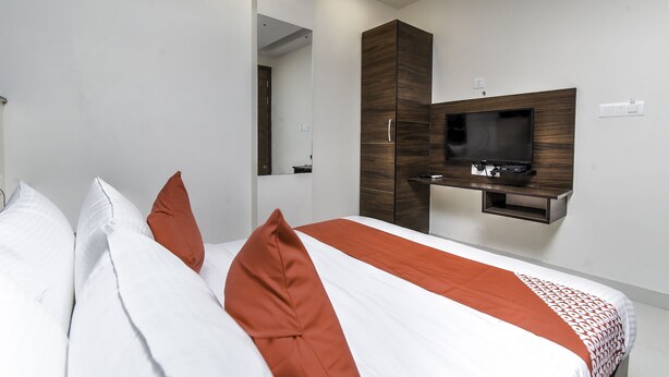 Double or Twin Room | Premium bedding, free WiFi - OYO Flagship 24448 Moon Light Guest House (Lucknow)