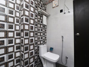 Perlengkapan mandi gratis, pengering rambut,  dan handuk