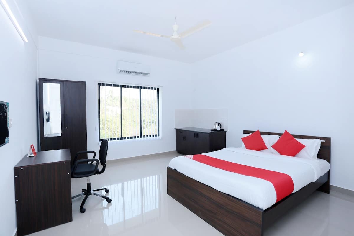 1 bedroom, laptop workspace, bed sheets