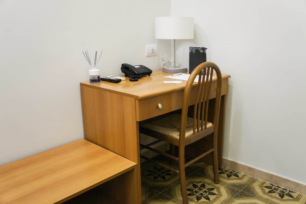 Kamar Double atau Twin Ekonomi (LA SANTA LUCIA) | Didekorasi berbeda-beda dan dilengkapi dengan perabotan berbeda-beda