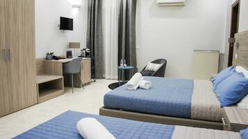 Comfort-Dreibettzimmer, Mehrere Betten (LE TERME) | Individuell dekoriert, individuell eingerichtet, Schreibtisch