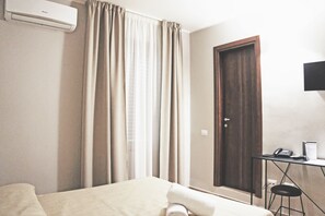 Economy Double or Twin Room (LA SENETA) | Individually decorated, individually furnished, desk, laptop workspace - Albergo D'Onofrio (Telese)