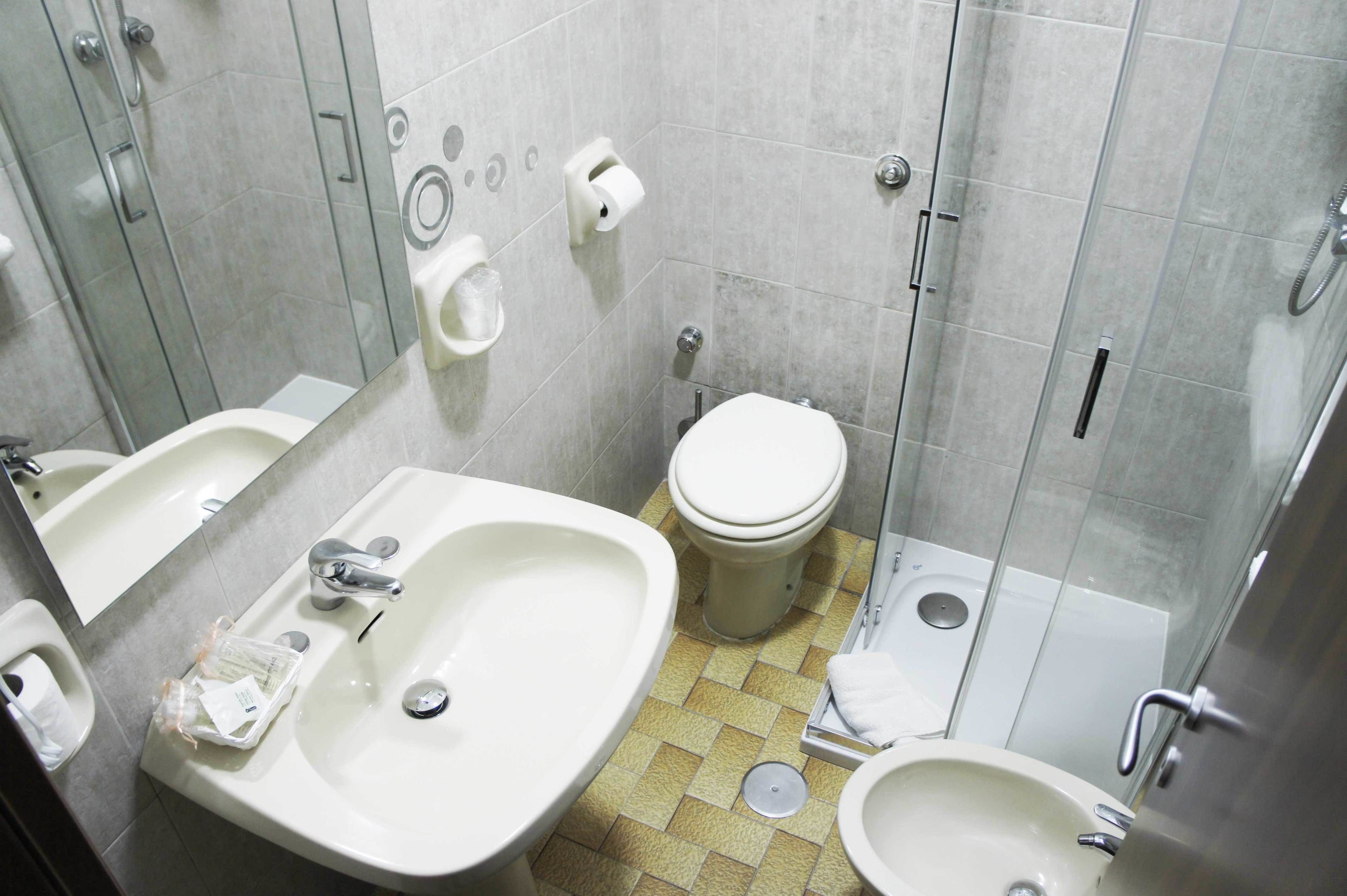 Ein Badezimmer mit Waschbecken, Toilette und Bidet.
