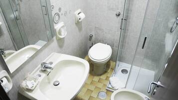 Ein Badezimmer mit Waschbecken, Toilette und Bidet.