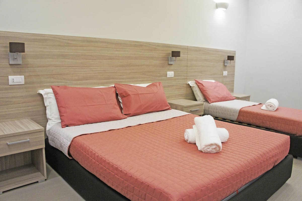 Kamar Triple Comfort, Beberapa Tempat Tidur, pemandangan kota (LA FERROVIA) | Didekorasi berbeda-beda dan dilengkapi dengan perabotan berbeda-beda