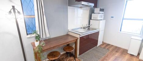 Habitació quàdruple (with Kitchen) | Cuina compartida | Frigorífic, microones i placa de cuina