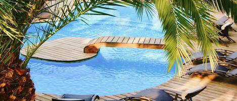 Piscina stagionale all'aperto, ombrelloni da piscina, lettini