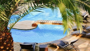 Seasonal outdoor pool, pool umbrellas, pool loungers - Le Mas d'Olivier (Plan-de-la-Tour)