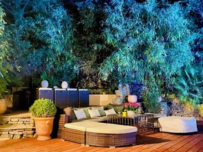 Außenpool (je nach Saison geöffnet), Sonnenschirme, Liegestühle