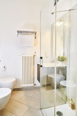 Hair dryer, towels, soap, shampoo - Breathtaking view from a charming apartament (Menaggio)