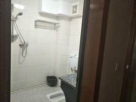 Quarto duplo, para não fumantes | Banheiro | Chuveiro, secador de cabelo (mediante solicitação), chinelos 