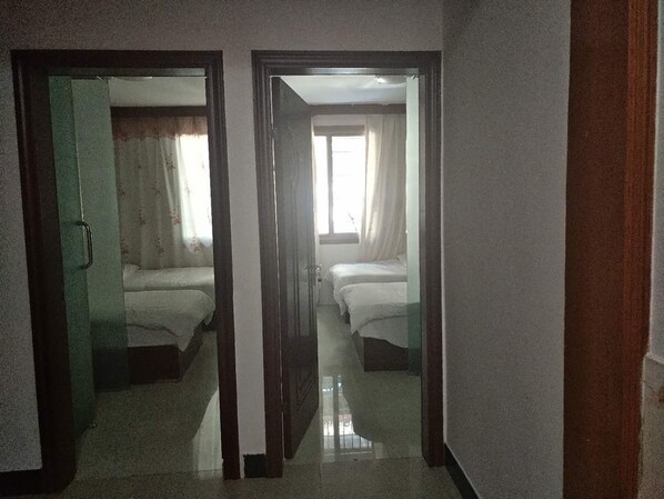 Cortinas blackout, wifi gratis y ropa de cama 