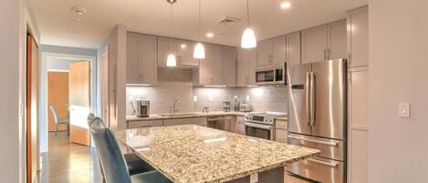 雪櫃、微波爐、焗爐、爐具