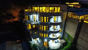 Un edificio de varios pisos con balcones y ventanas amplias, presumiblemente un hotel o complejo residencial.