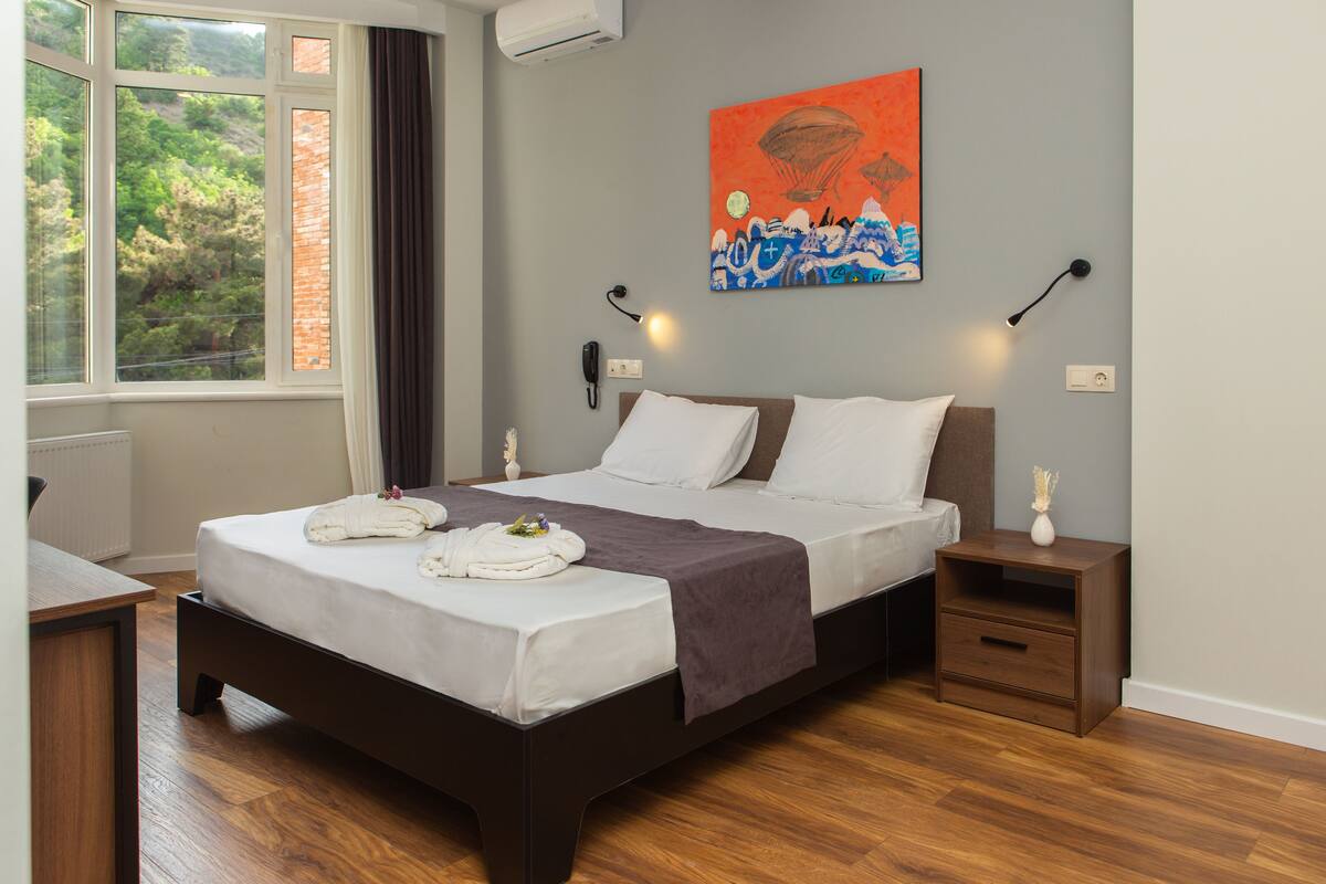 Habitación doble estándar, Terraza, vista a la ciudad | Ropa de cama hipoalergénica y minibar