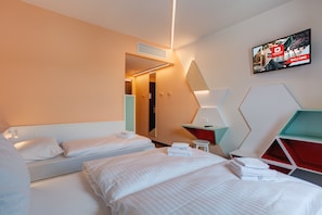 Triple Room | 1 bedroom, desk, free WiFi, bed sheets - MEININGER Hotel Heidelberg Hauptbahnhof (Heidelberg)