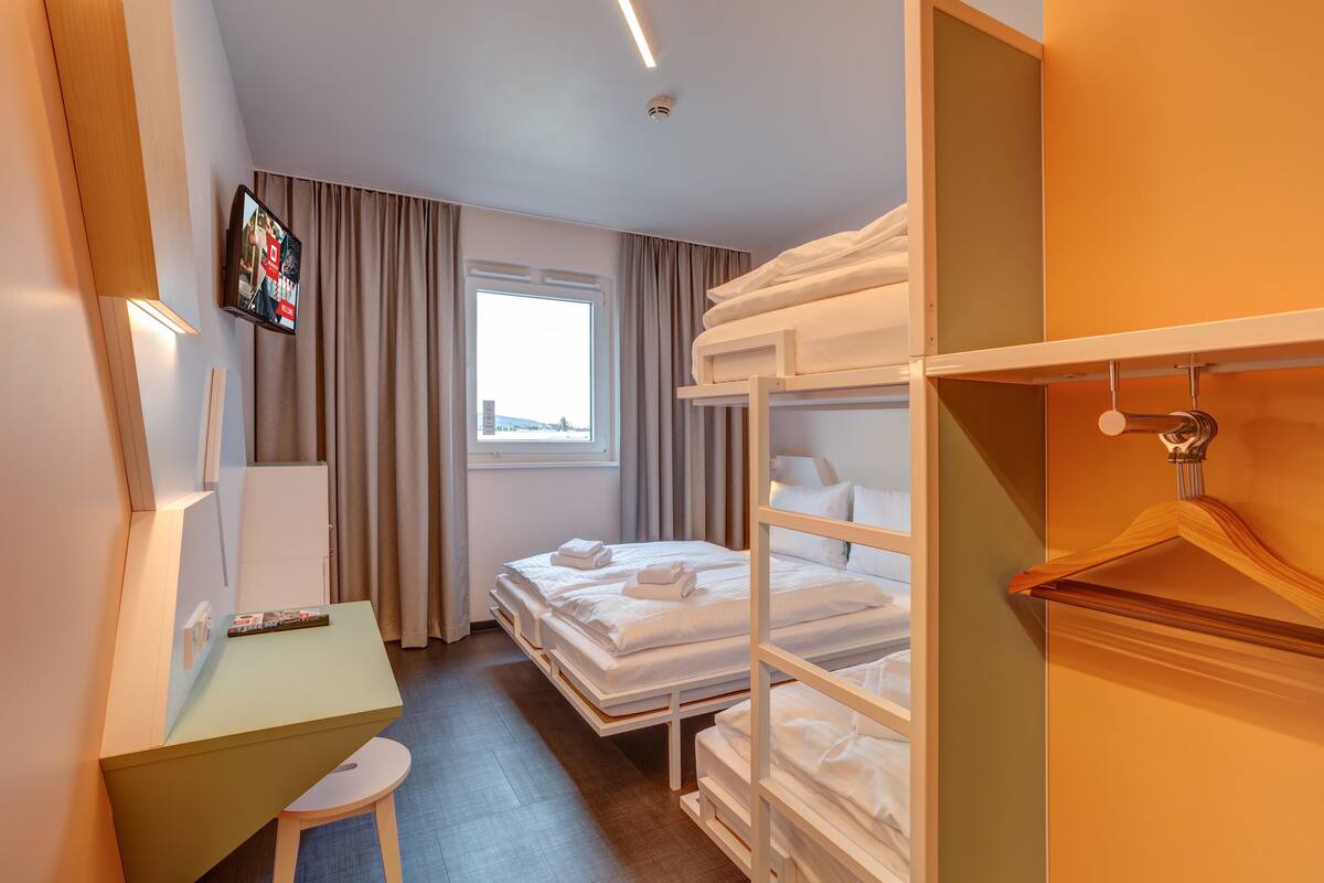 Chambre Quadruple | 1 chambre, bureau, Wi-Fi gratuit, draps fournis
