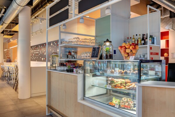 Bar (on property) - MEININGER Hotel Heidelberg Hauptbahnhof (Heidelberg)