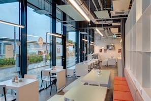 Breakfast area - MEININGER Hotel Heidelberg Hauptbahnhof (Heidelberg)