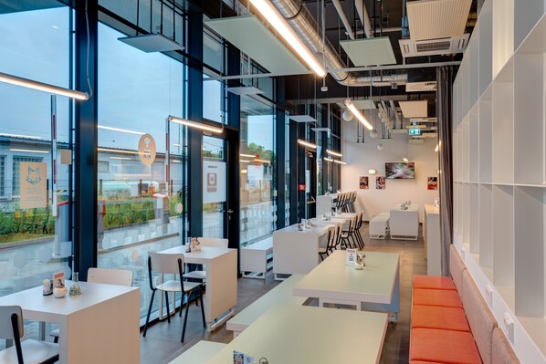 Petit déjeuner buffet (7.90 EUR par personne)