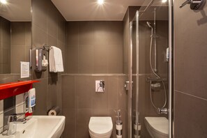Shower, free toiletries, hair dryer - MEININGER Hotel Heidelberg Hauptbahnhof (Heidelberg)