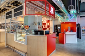 Reception - MEININGER Hotel Heidelberg Hauptbahnhof (Heidelberg)
