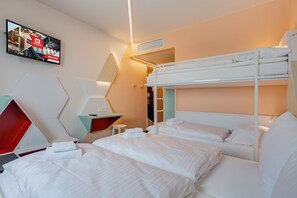 Quadruple Room | 1 bedroom, desk, free WiFi, bed sheets - MEININGER Hotel Heidelberg Hauptbahnhof (Heidelberg)