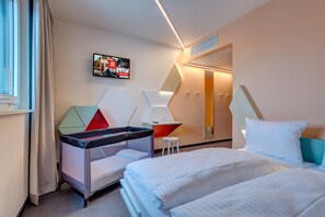 Double or Twin Room | 1 bedroom, desk, free WiFi, bed sheets - MEININGER Hotel Heidelberg Hauptbahnhof (Heidelberg)