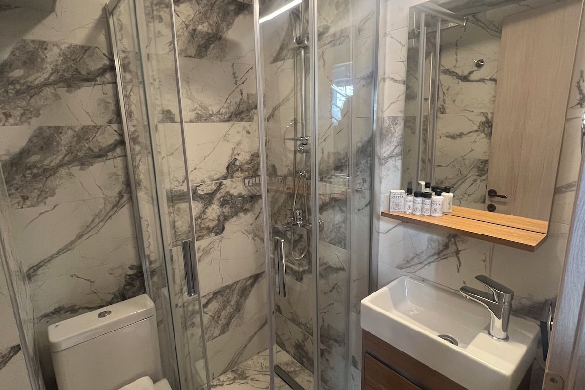 standard double room | bathroom | shower, free toiletries, hair dryer, bathrobes