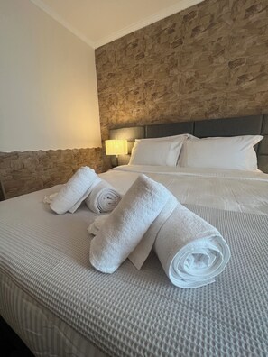 Minibar, in-room safe, blackout drapes, soundproofing - Lighthouse Hotel (Alexandroupoli)