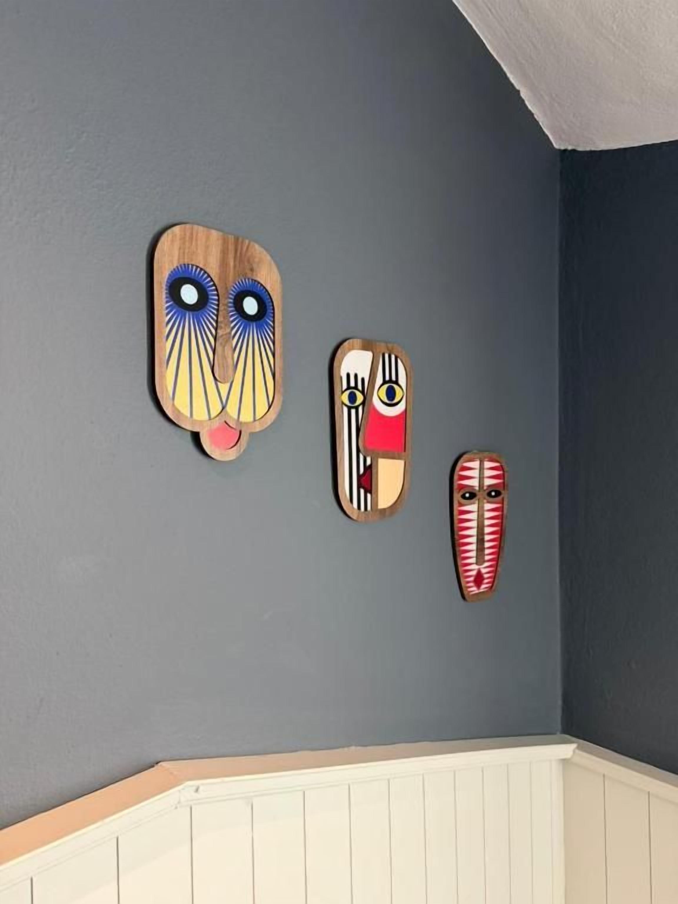 Een kamer met een donkergrijze wand en een witte leuning.