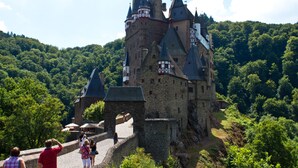 Un château historique doté de nombreuses tours et d’un mur en pierre.