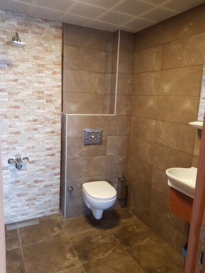 Twin Room | Bathroom | Shower, rainfall showerhead, free toiletries, towels