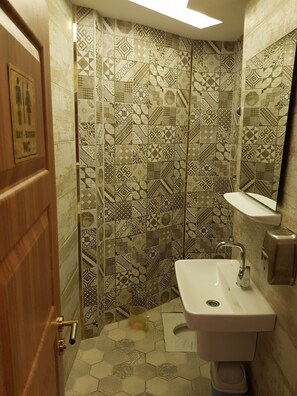 Dusche, Regendusche, kostenlose Toilettenartikel, Handtücher