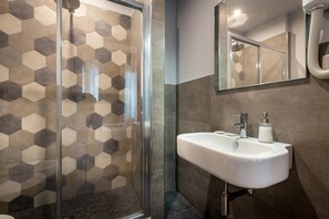 Shower, hair dryer, bidet, towels - Blu Notte Guest House (Florence)